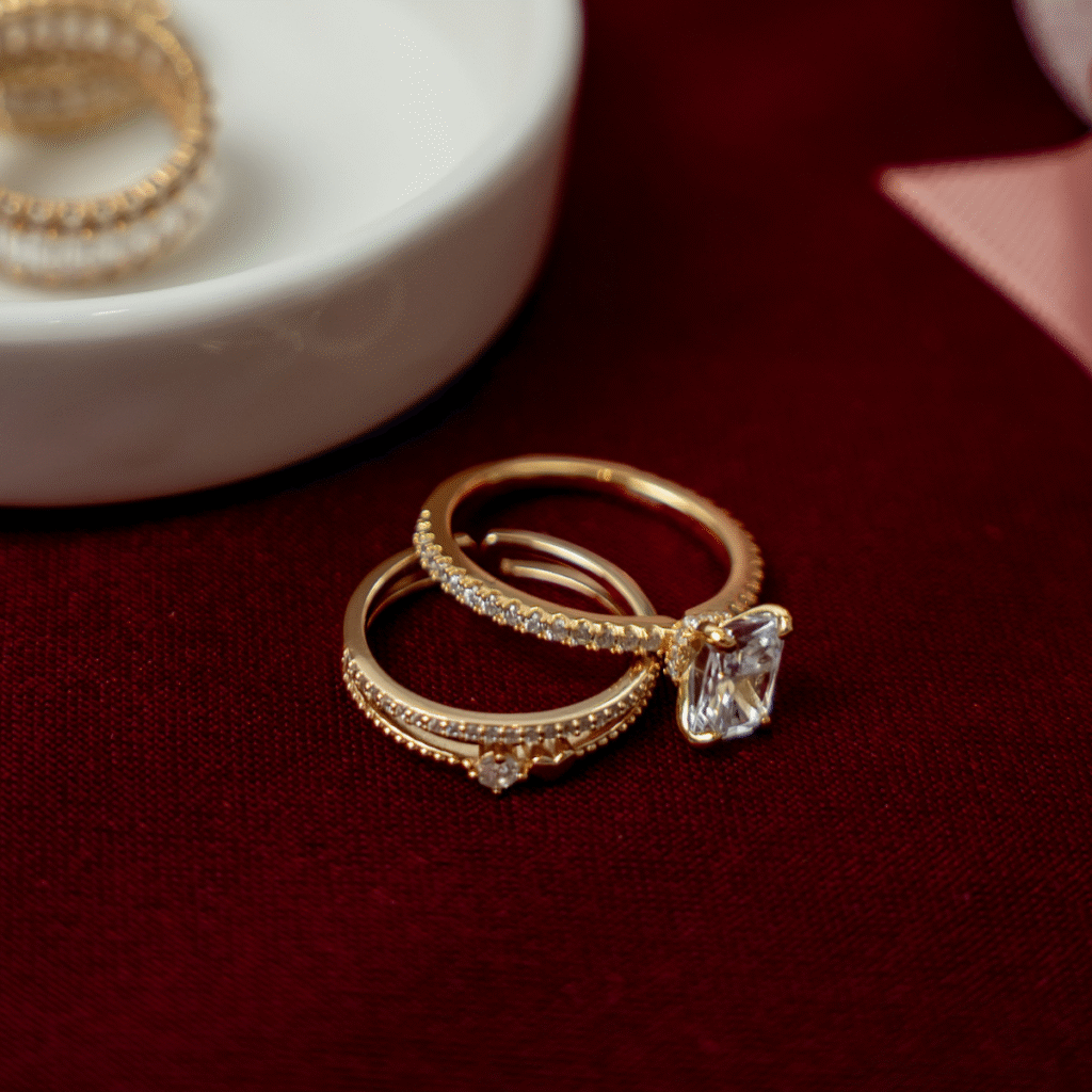 Pierścionek pozłacany niedomknięty, podwójny z cyrkoniami i serduszkiem Rosie