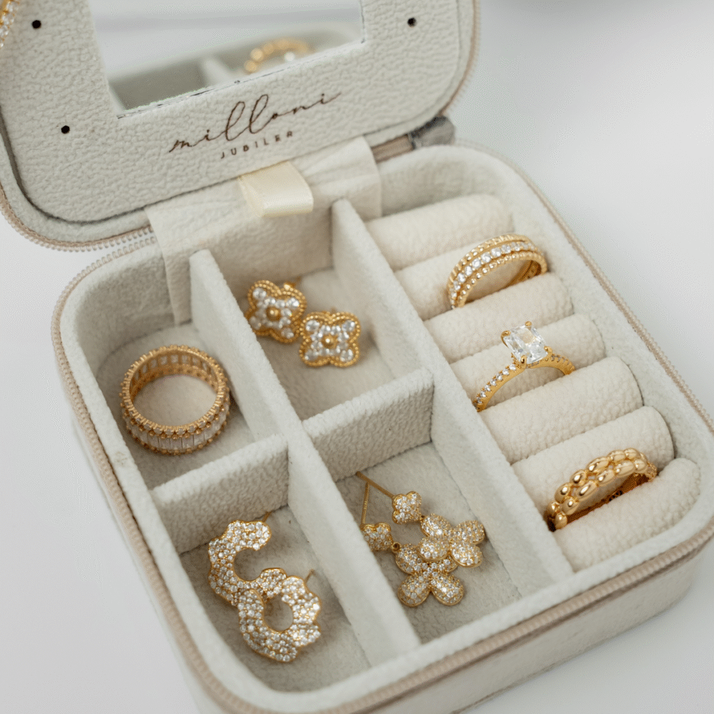 Pierścionek pozłacany potrójny bogato zdobiony cyrkoniami Solenne