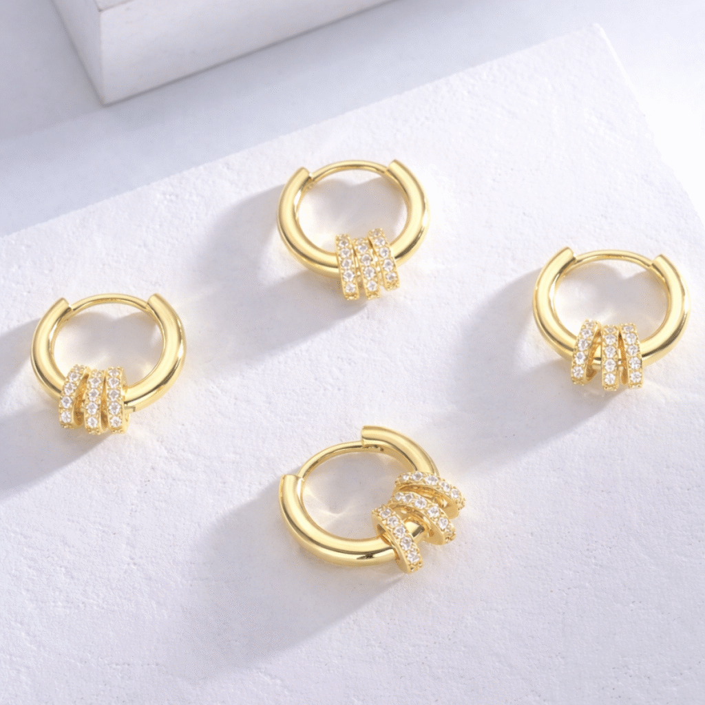 Kolczyki pozłacane, gładkie kółeczka z zawieszkami w kształcie kółeczek z cyrkoniami Laura