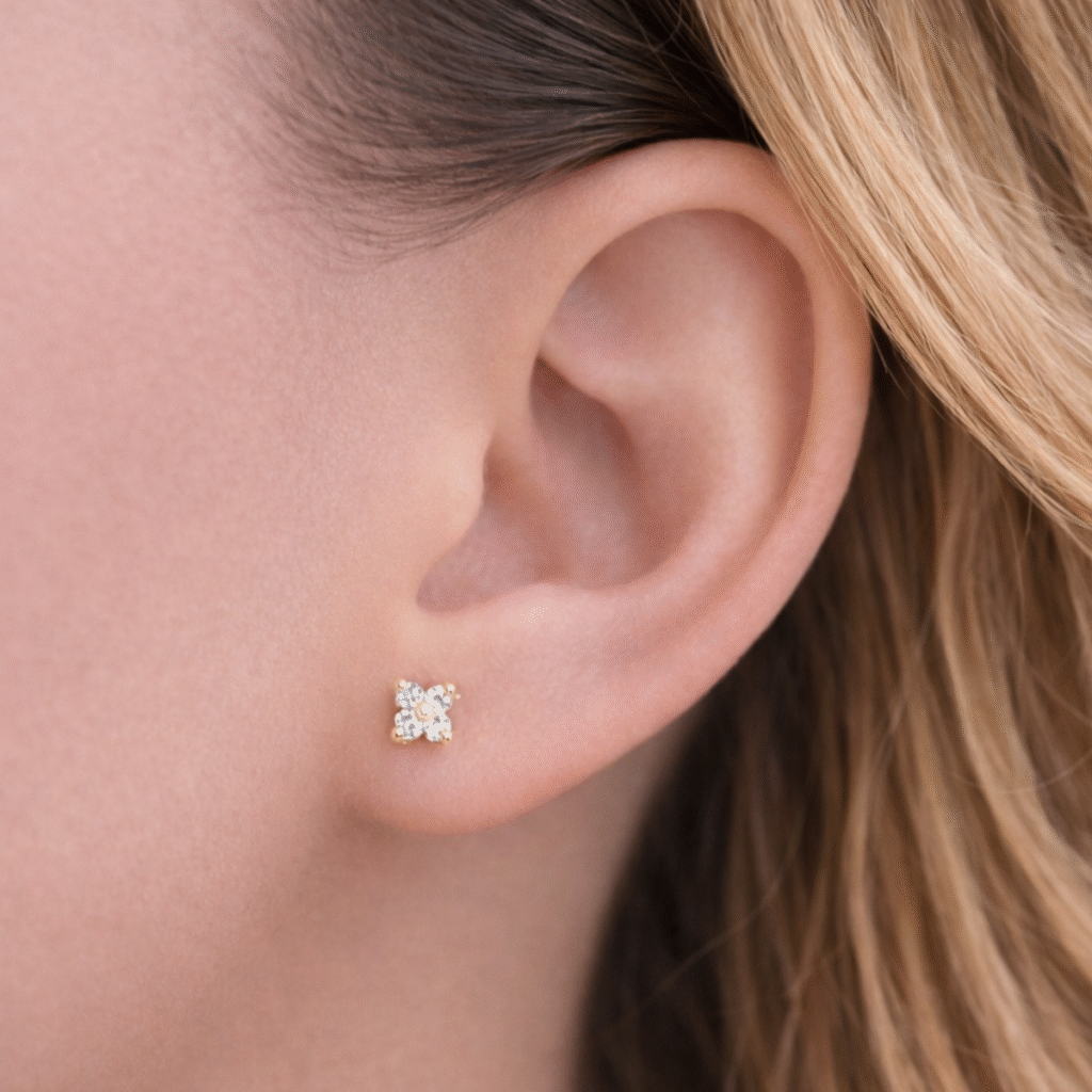 Kolczyki pozłacane na zatyczkę w kształcie kwiatka Sofi