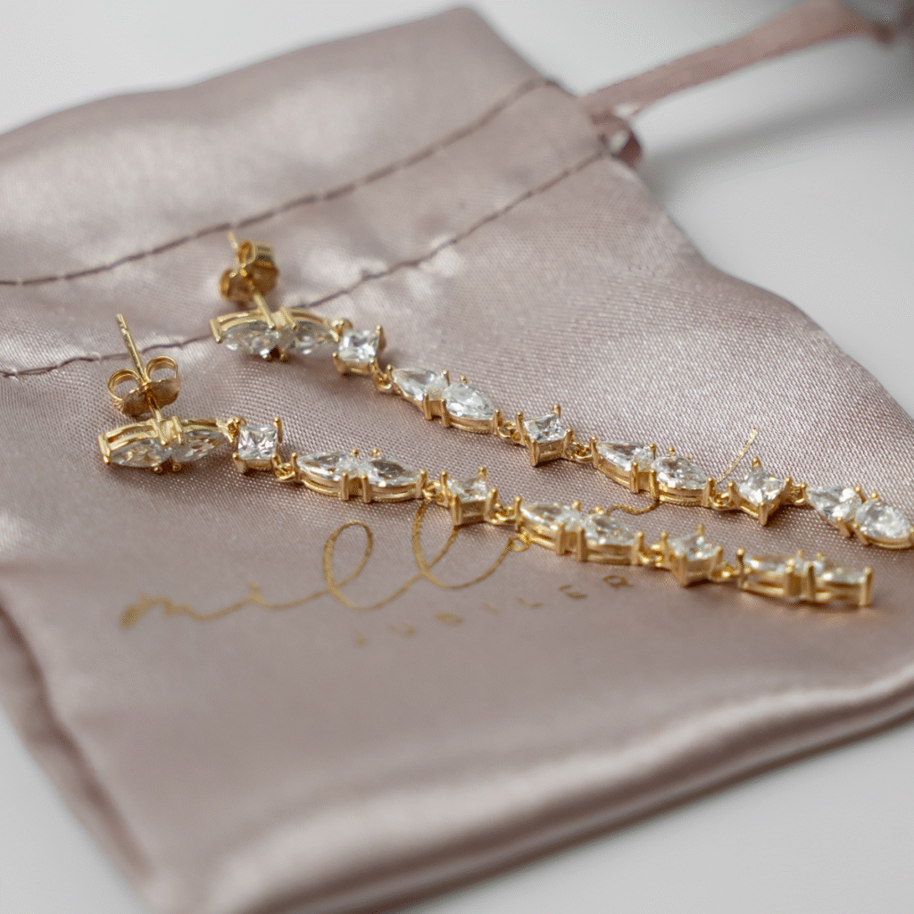 Kolczyki wiszące na zatyczkę bogato zdobione cyrkoniami Lunea