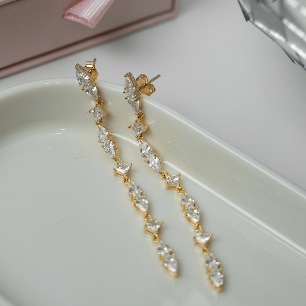 Kolczyki wiszące na zatyczkę bogato zdobione cyrkoniami Lunea