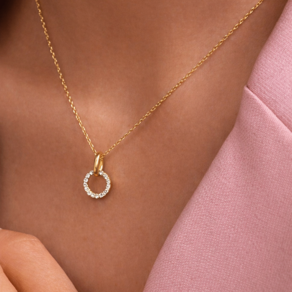 Naszyjnik pozłacany z zawieszką w kształcie koła z cyrkoniami Lusi