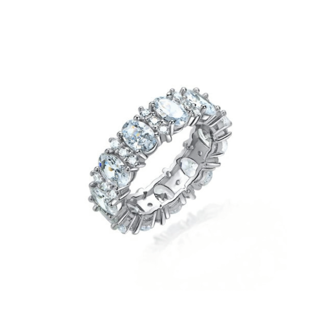 Pierścionek srebrny bogato ozdobiony białymi cyrkoniami na całym odwodzie Kayla