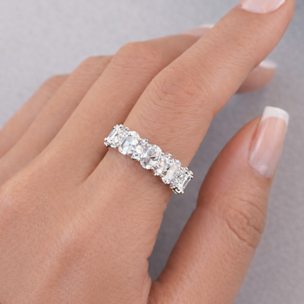 Pierścionek srebrny bogato ozdobiony białymi cyrkoniami na całym odwodzie Kayla