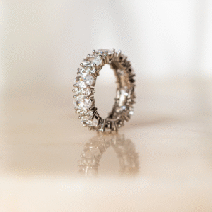 Pierścionek srebrny bogato ozdobiony białymi cyrkoniami na całym odwodzie Kayla