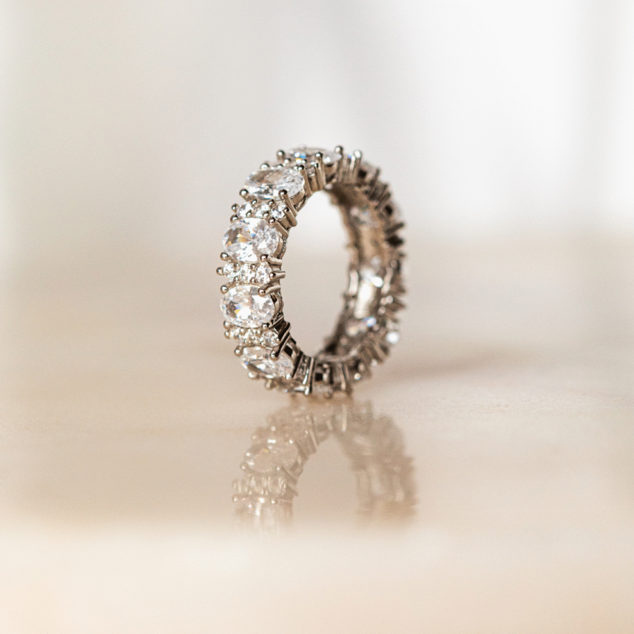 Pierścionek srebrny bogato ozdobiony białymi cyrkoniami na całym odwodzie Kayla