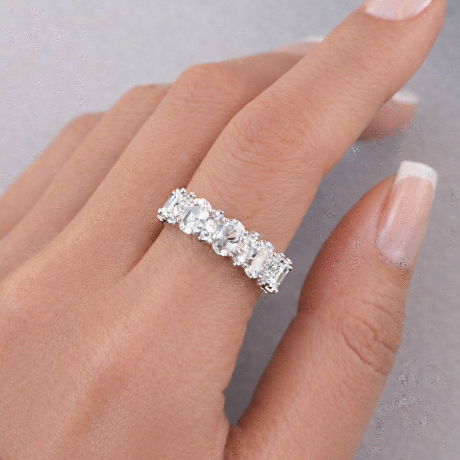 Pierścionek srebrny bogato ozdobiony białymi cyrkoniami na całym odwodzie Kayla