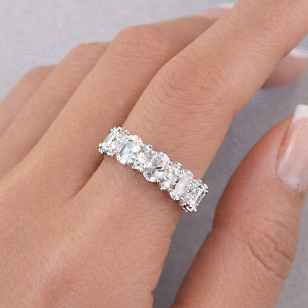 Pierścionek srebrny bogato ozdobiony białymi cyrkoniami na całym odwodzie Kayla