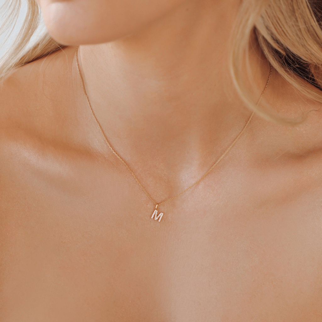 Zawieszka pozłacana do łańcuszka w kształcie literki z cyrkoniami